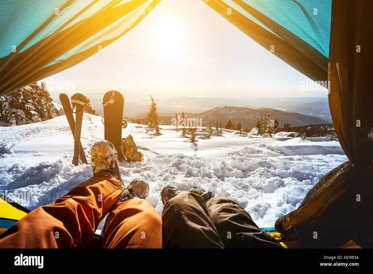 Gli appassionati di snowboard in posa sul cielo blu sullo sfondo di montagne Foto Stock