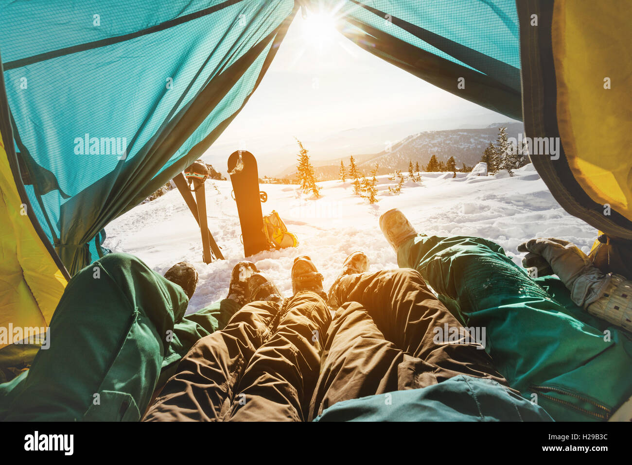 Gli appassionati di snowboard in posa sul cielo blu sullo sfondo di montagne Foto Stock