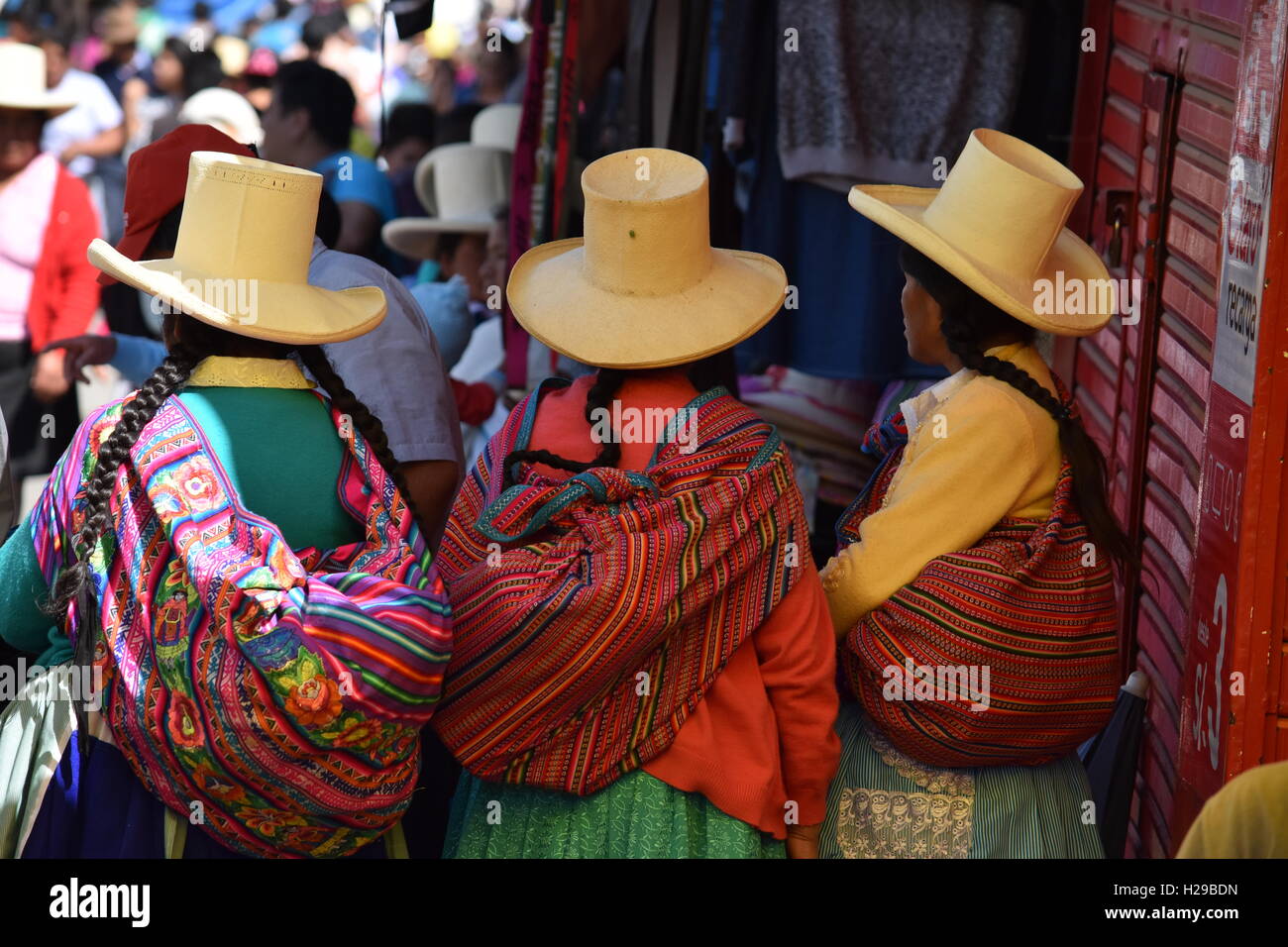 Le donne quechua da Caraz indossare cappelli distintivo in rotta per il mercato locale del Perù Foto Stock