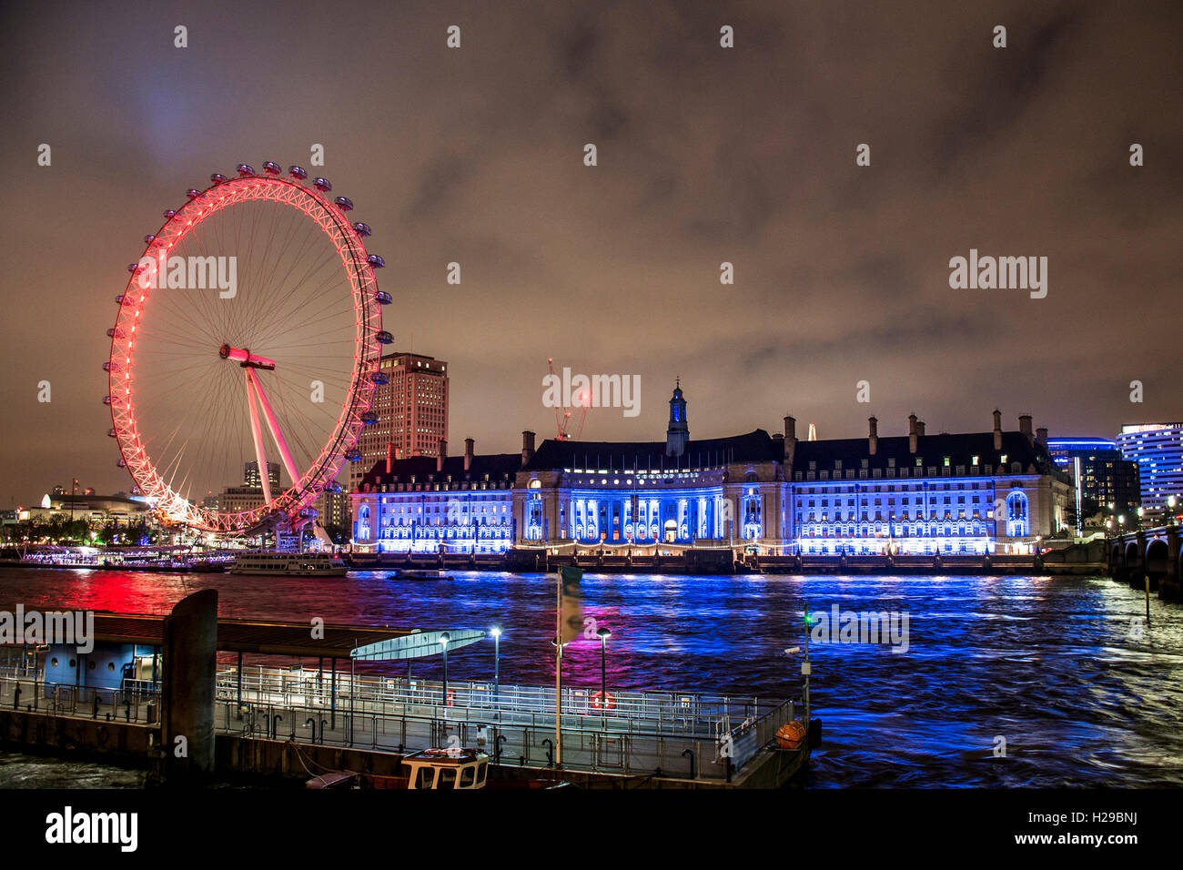 Il London Eye ruota panoramica Ferris città illuminata night shot Foto Stock