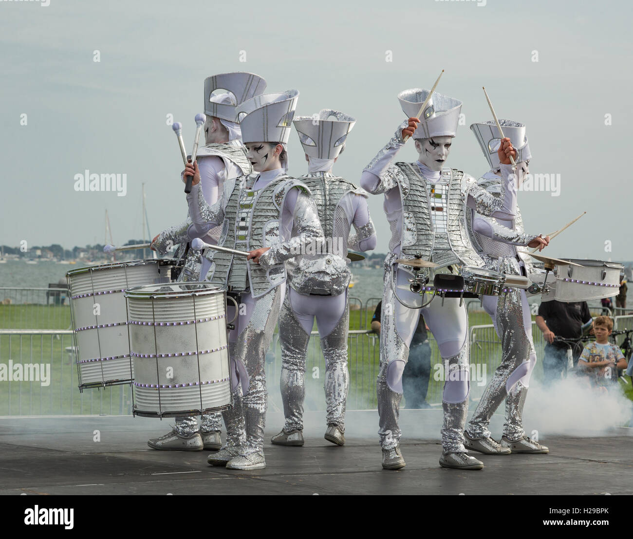 La formazione di scintille drumming a fino in aria Festival nel Parco Baiter, Poole Dorset UK Foto Stock