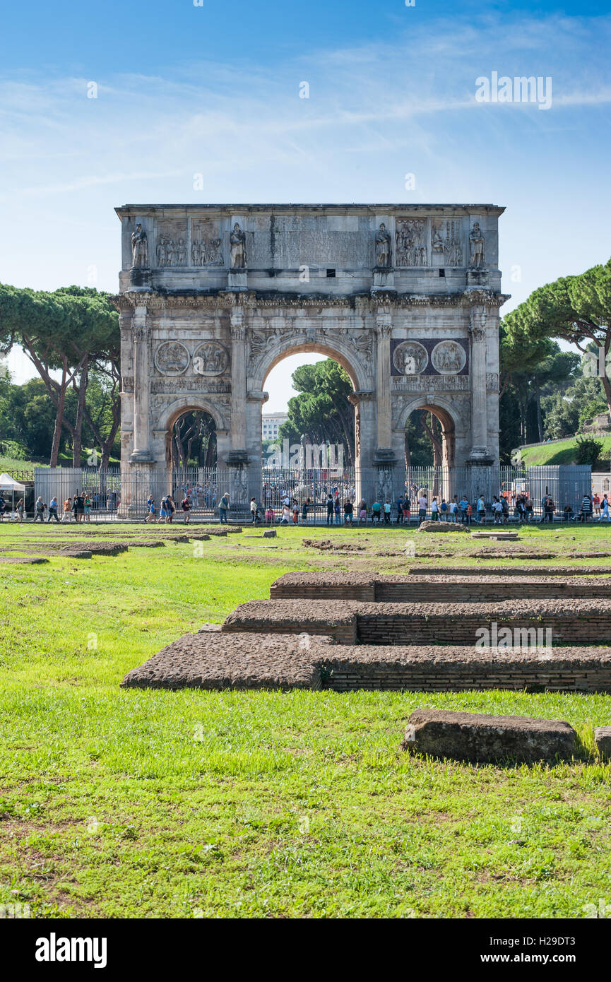 Arco di Costantino romano antico monumento di architettura nella giornata di sole e turisti a piedi attorno a Foto Stock