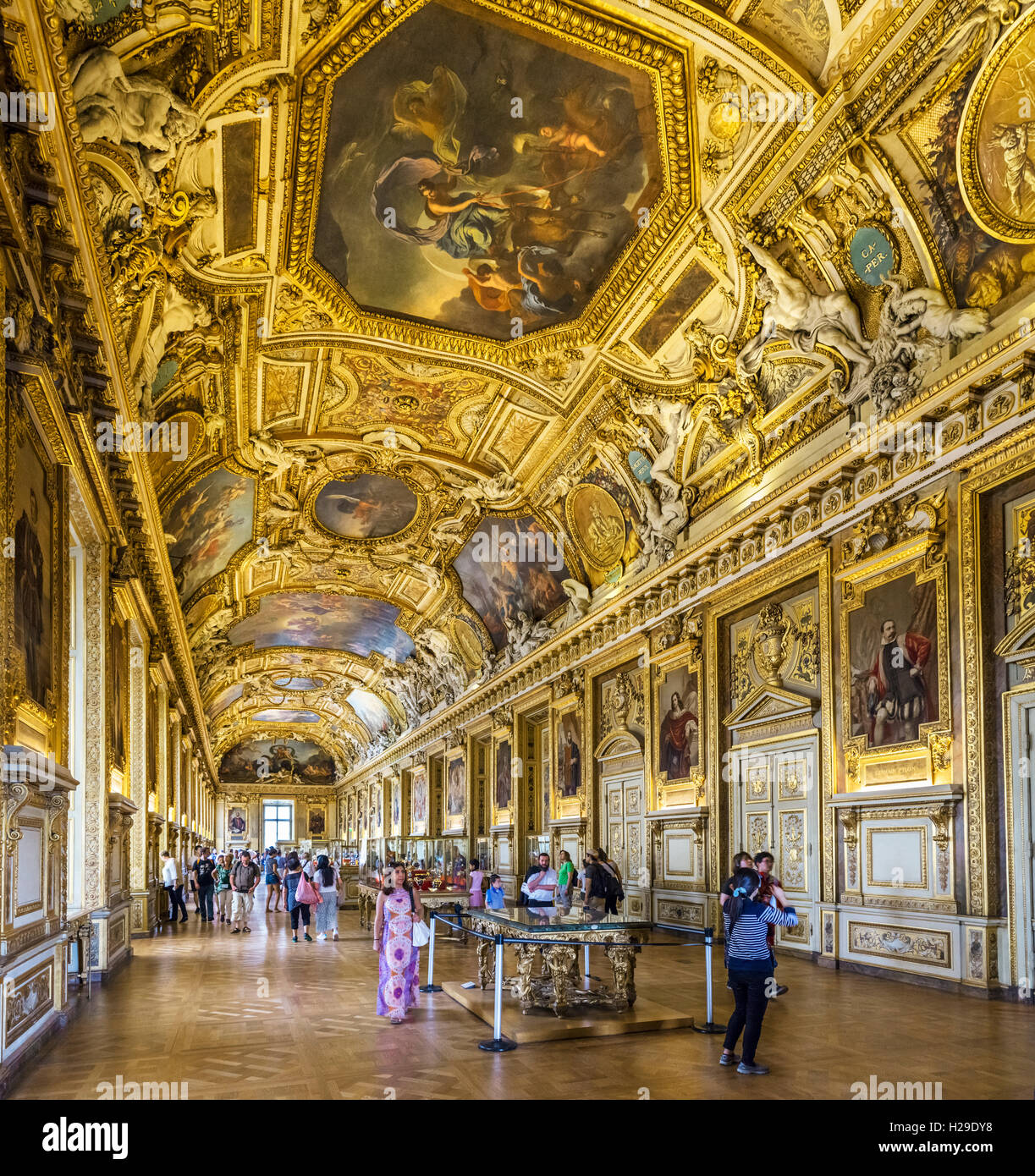 Interno del Louvre. La Galerie d'Apollon (Apollo galleria), progettato nel 1661 da Louis Le Vau e Charles Le Brun a glorificare il re Luigi XIV, il Musee du Louvre, Parigi, Francia Foto Stock