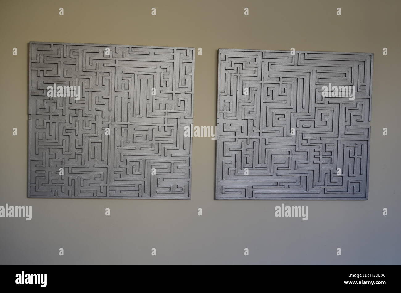 Le foto scattate durante la costruzione di manufatti in labirinti di legno e labirinti pannelli decorativi e mosaici . Foto Stock