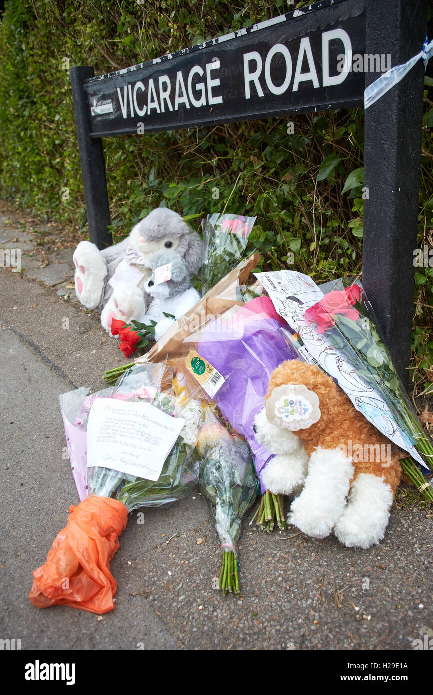 Fiori e omaggi a sinistra alla scena del crimine in cui tre corpi sono stati trovati in Didcot a seguito di un omicidio triplo Foto Stock