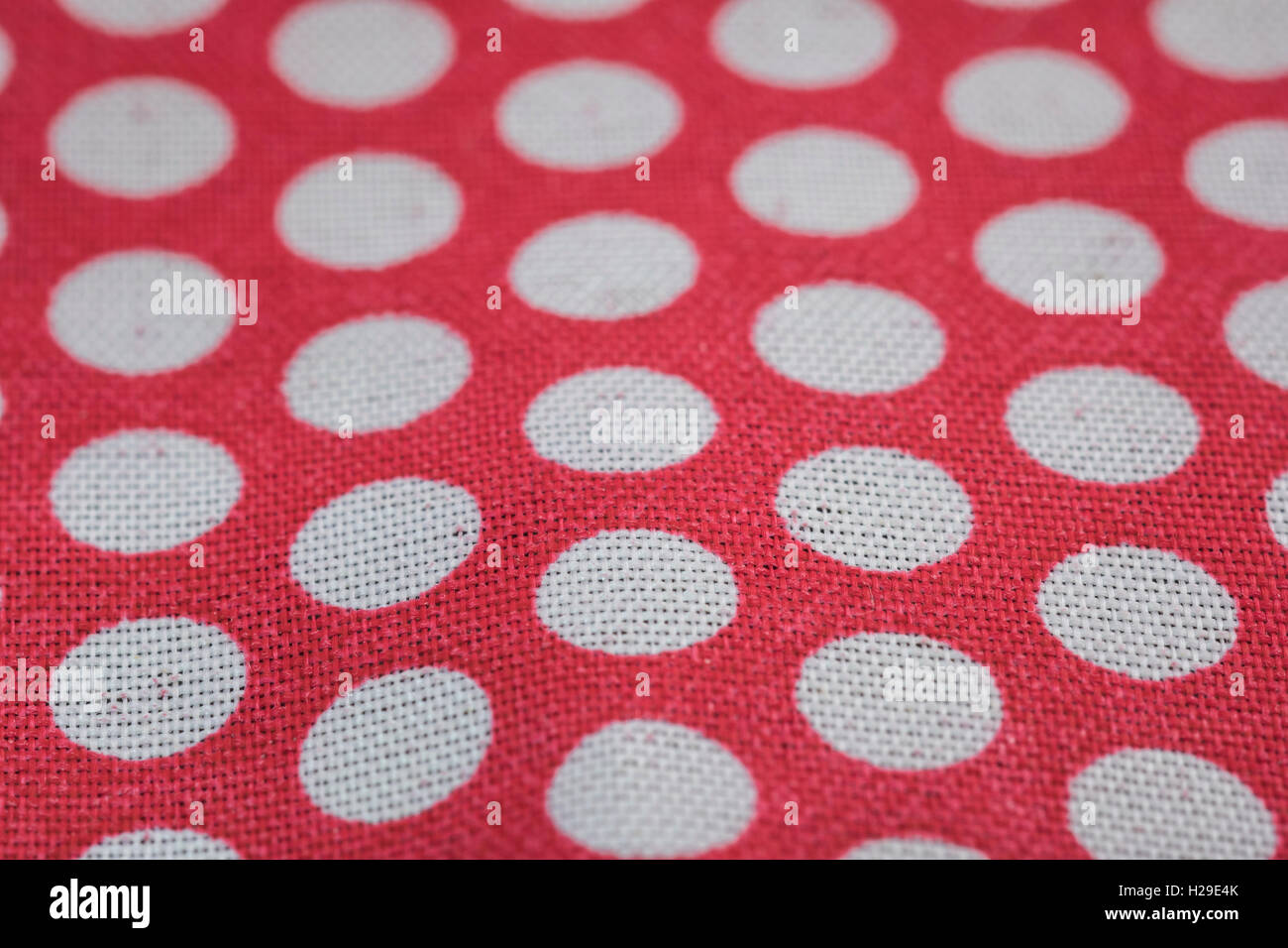 Abstract rosso-bianco polka dot materiale di cotone - spot rientranti nella distanza. DoF stretta Macro-shot. Concetto di 'International Dot giorno', essendo dotty. Foto Stock