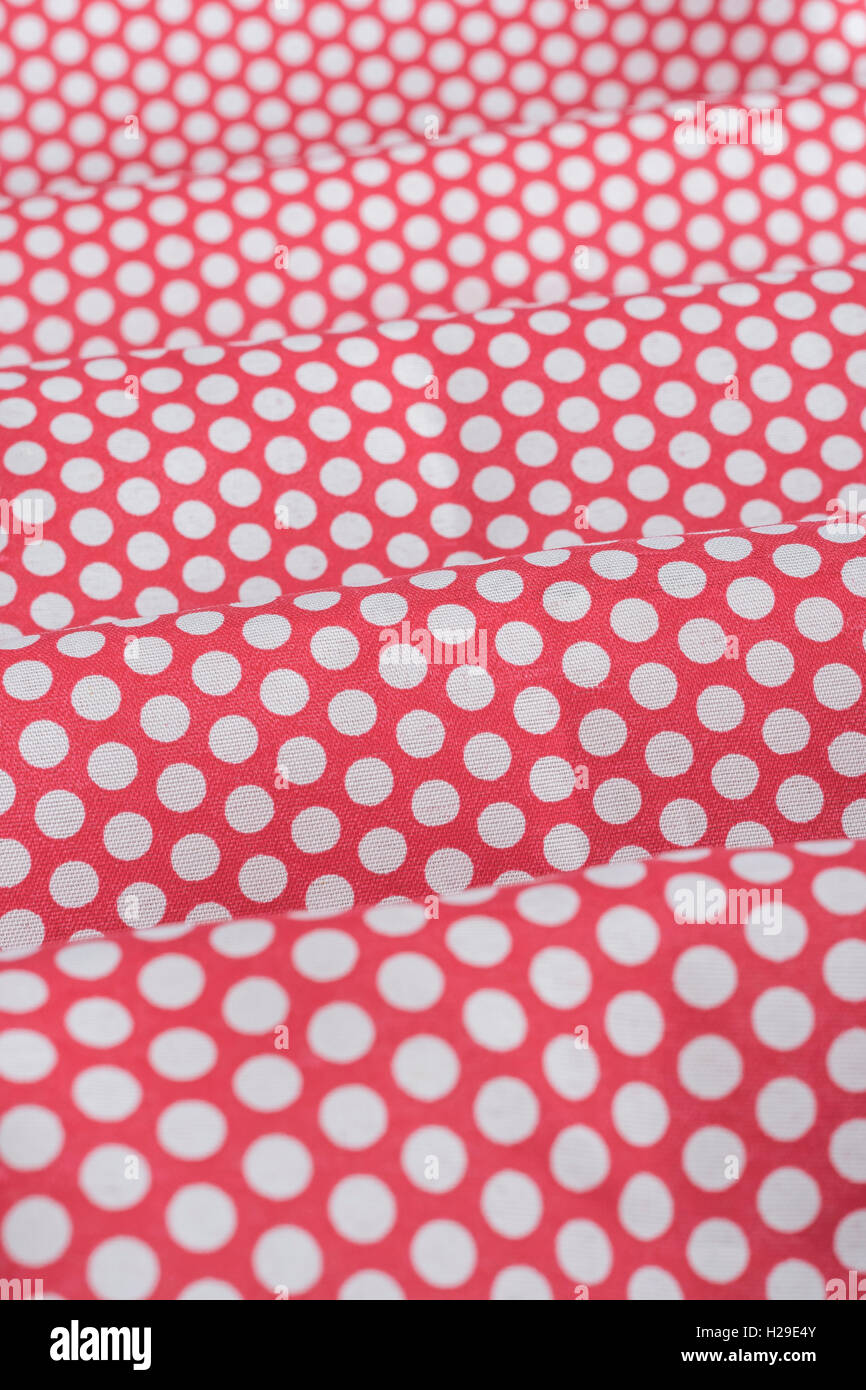 Abstract pieghe del rosso-bianco polka dot materiale di cotone. Concetto di 'International Dot giorno' e forse una personalità dotty dotty, persona. Foto Stock