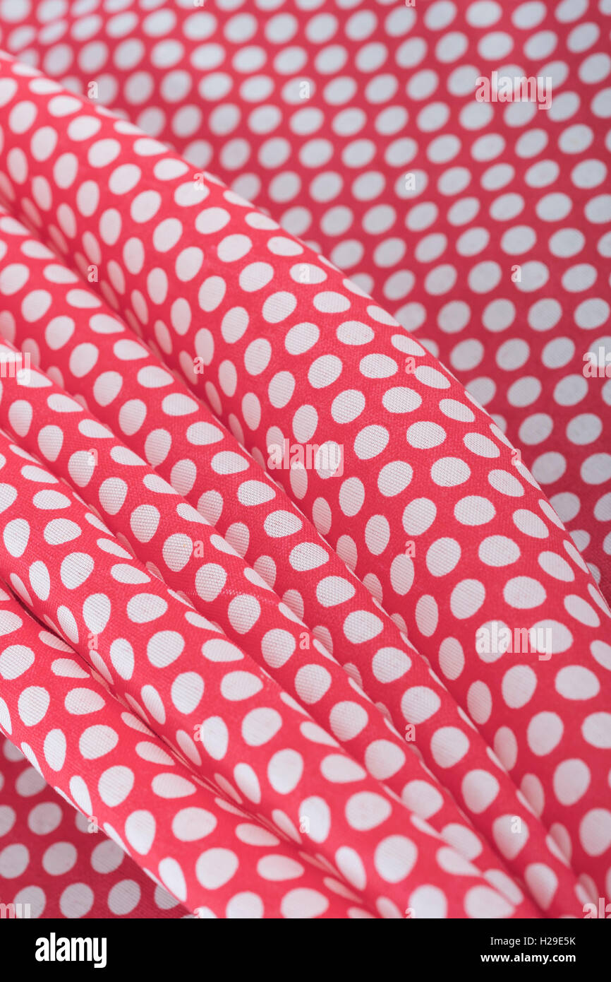 Abstract pieghe del rosso-bianco polka dot materiale di cotone. Concetto di 'International Dot giorno' e forse una personalità dotty dotty, persona. Foto Stock
