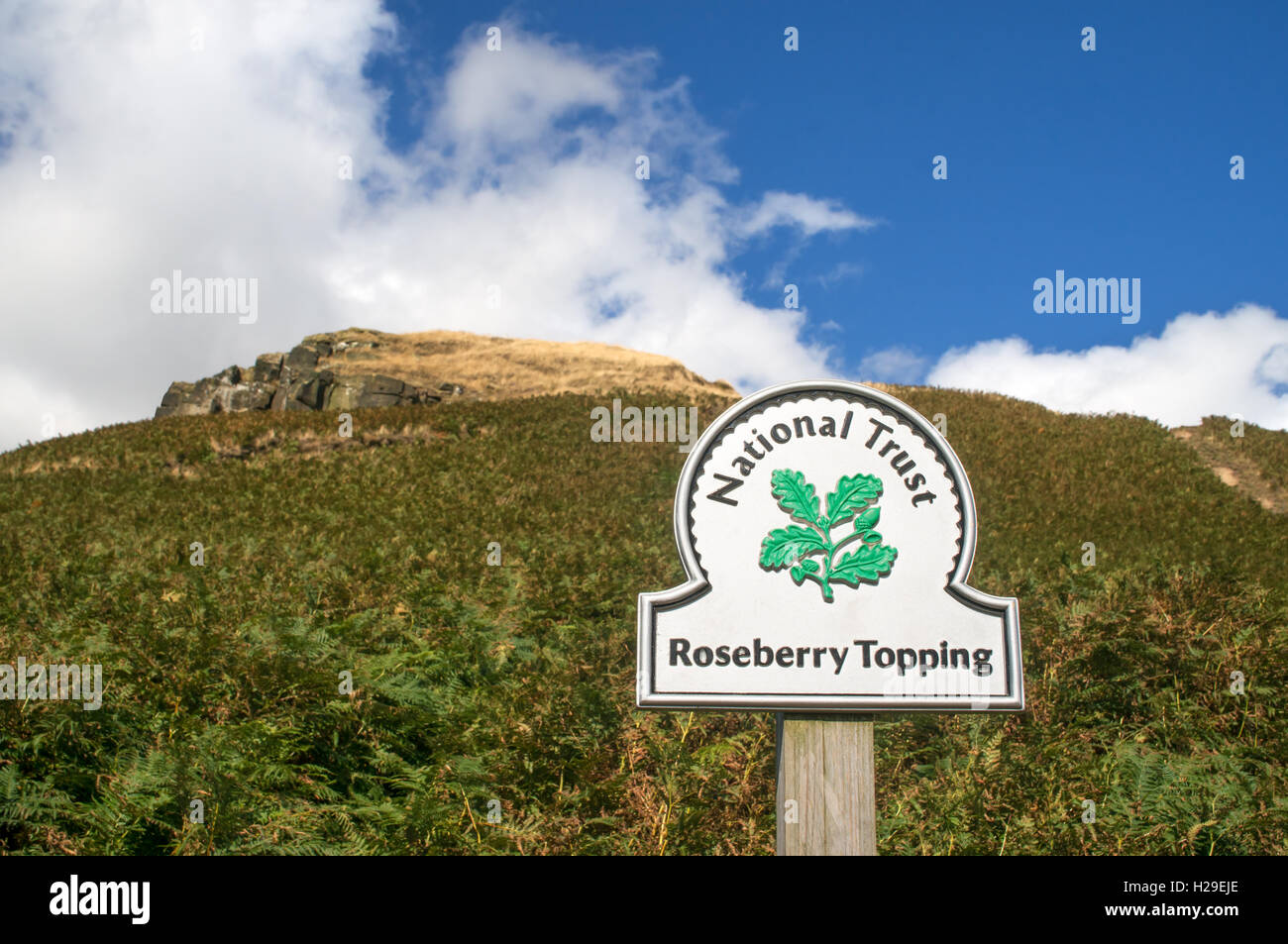 Il National Trust segno a Roseberry Topping, North Yorkshire, Inghilterra, Regno Unito Foto Stock