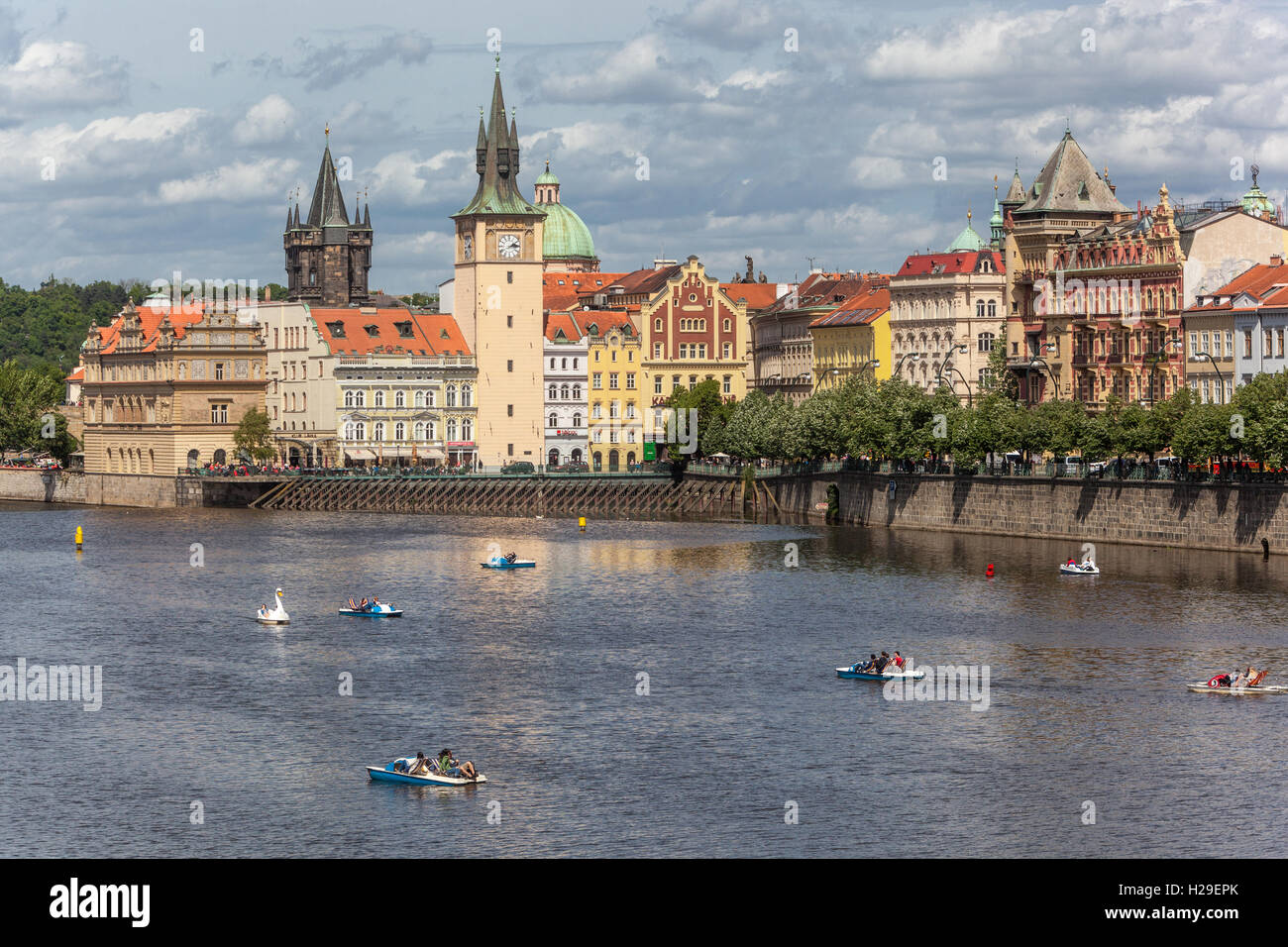 Fiume Vltava e vecchi mulini di Città di Praga, Repubblica Ceca Foto Stock
