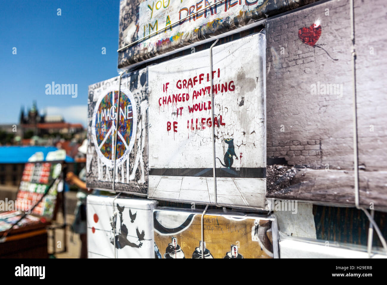 Chiosco di souvenir sul Ponte Carlo di Praga Stand di souvenir artistici Foto Stock