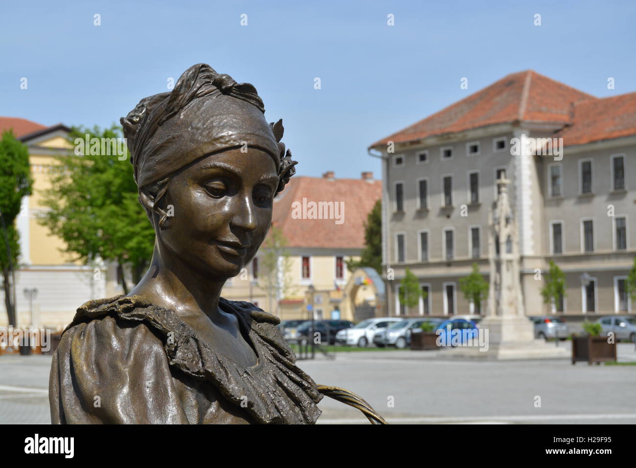 Statua di bronzo di una contadina in Alba-Iulia, Romania Foto Stock