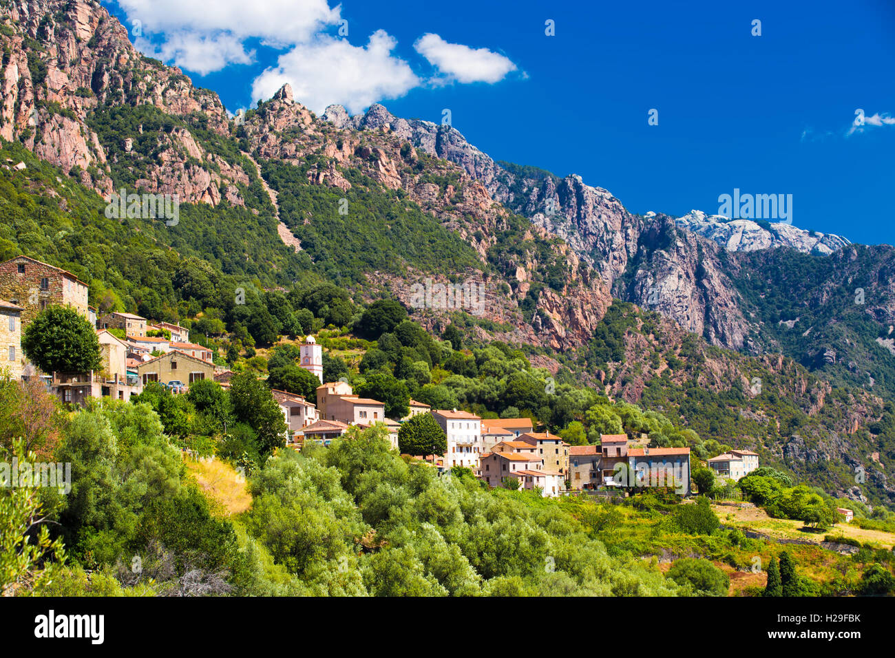 Città Ota con lo sfondo delle montagne vicino a Evisa e Porto, Corsica, Francia. Foto Stock