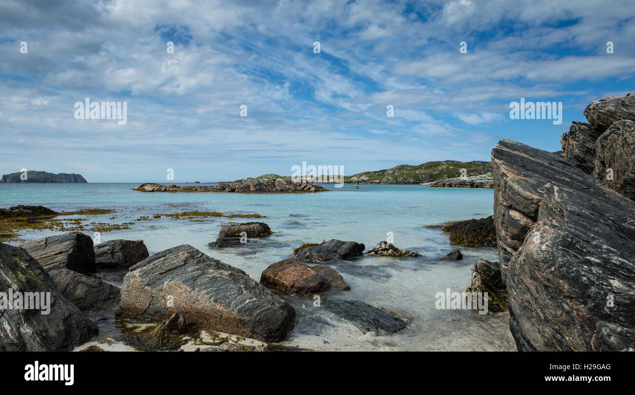 Le acque blu turchese del litorale atlantico lappatura tra le rocce a Bostadh Beach, isola di Lewis, Ebridi Esterne, Scozia Foto Stock