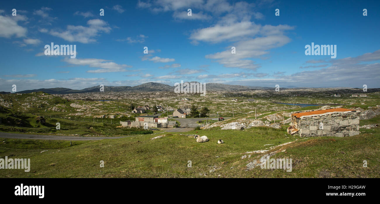 Il Golden strada come si snoda attraverso le zone rurali, il paesaggio agricolo della costa est dell'Isola di Harris nelle Ebridi Esterne, Scozia Foto Stock