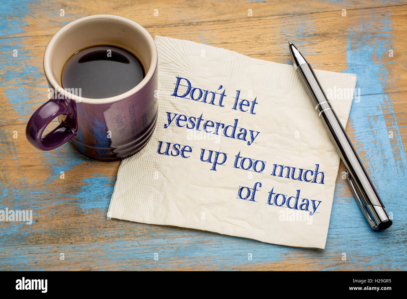 Non lasciate che ieri utilizzano troppo di oggi - scrittura su un tovagliolo con una tazza di caffè espresso Foto Stock