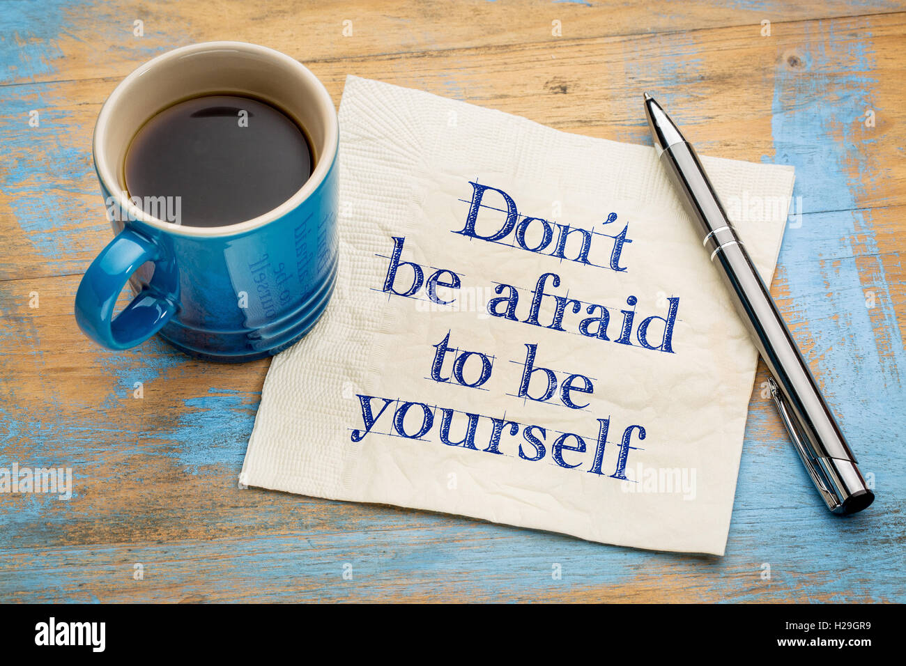 Non abbiate paura di essere voi stessi - scrittura su un tovagliolo con una tazza di caffè espresso Foto Stock