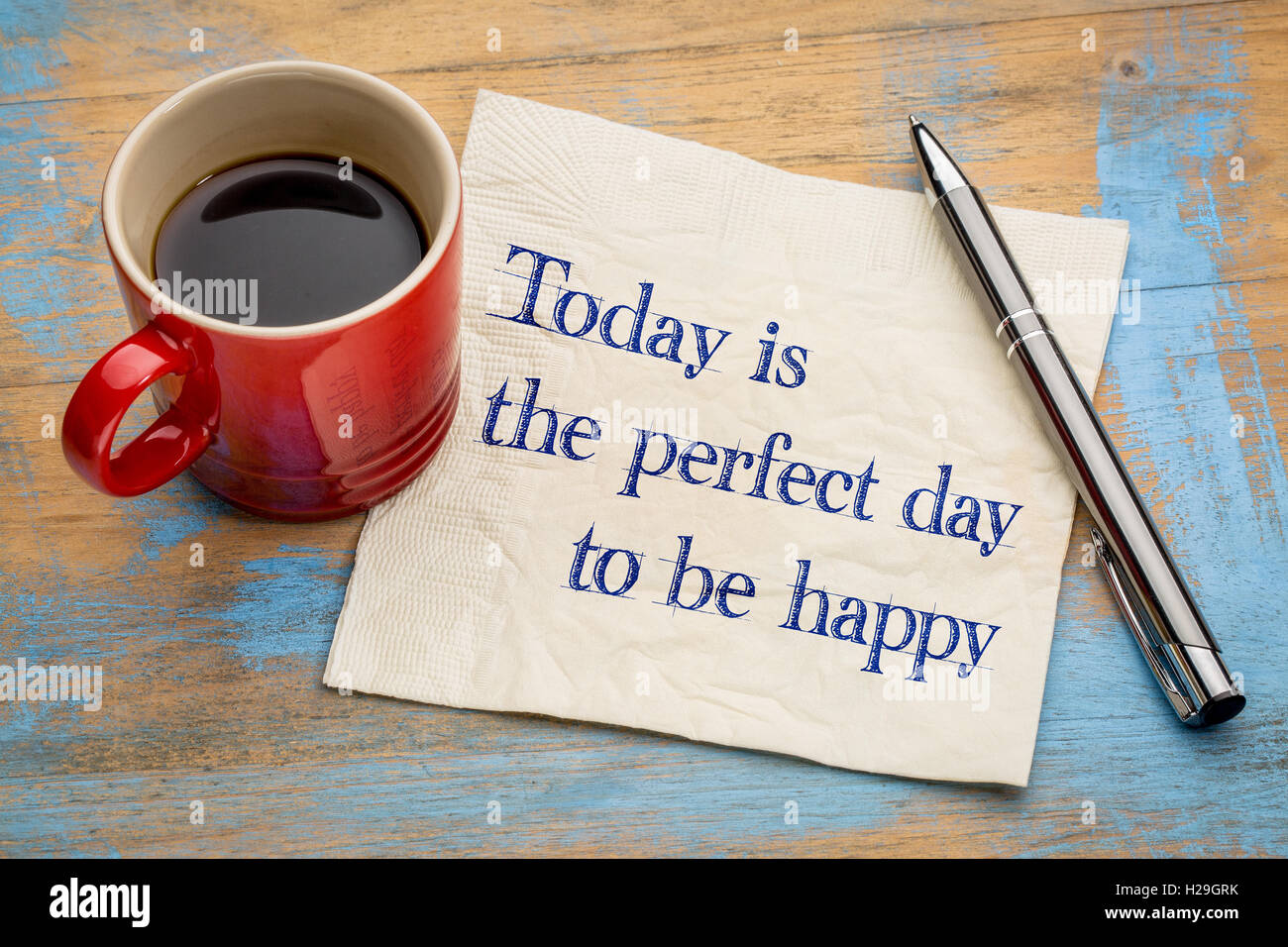 Oggi è il giorno perfetto per essere felici - scrittura su un tovagliolo con una tazza di caffè espresso Foto Stock