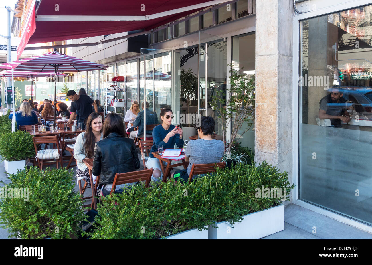 Cene alfresco presso un ristorante italiano in Nolita nella città di New York Foto Stock