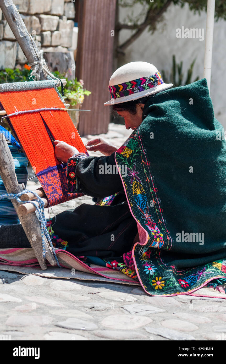 Jal'qa donna tessitura al di fuori della struttura Asur indigeni Museo di Arte in Sucre, Bolivia Foto Stock