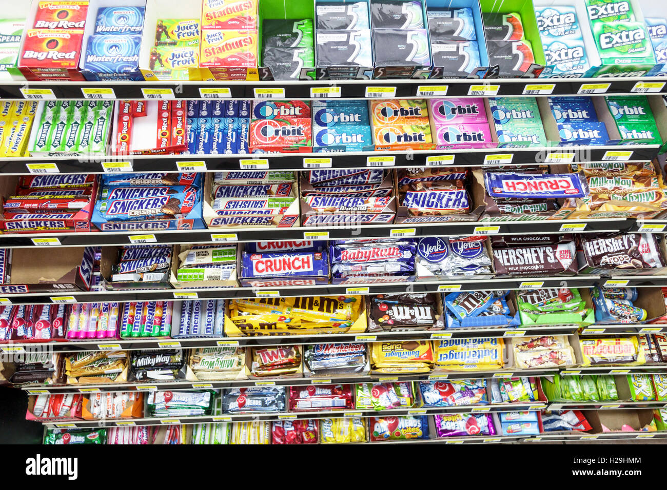 Miami Florida, minimarket, caramelle, gomma, cibo spazzatura, barrette di cioccolato, Snickers, Orbit, vendita display FL160801001 Foto Stock