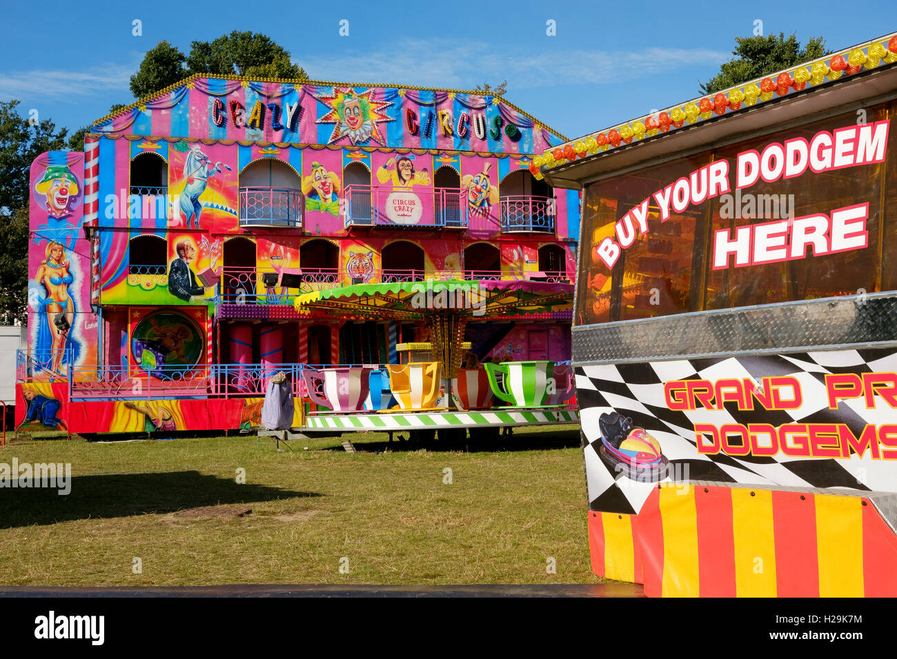 Fiera attrazioni di un parco di divertimenti di viaggio sul livello, Brighton Foto Stock