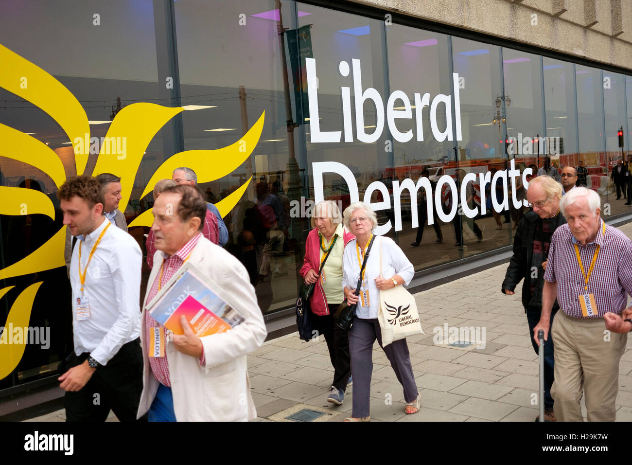 I delegati dei democratici e liberali partito in Brighton 2016 tornare ai loro hotel alla fine di una giornata. Foto Stock