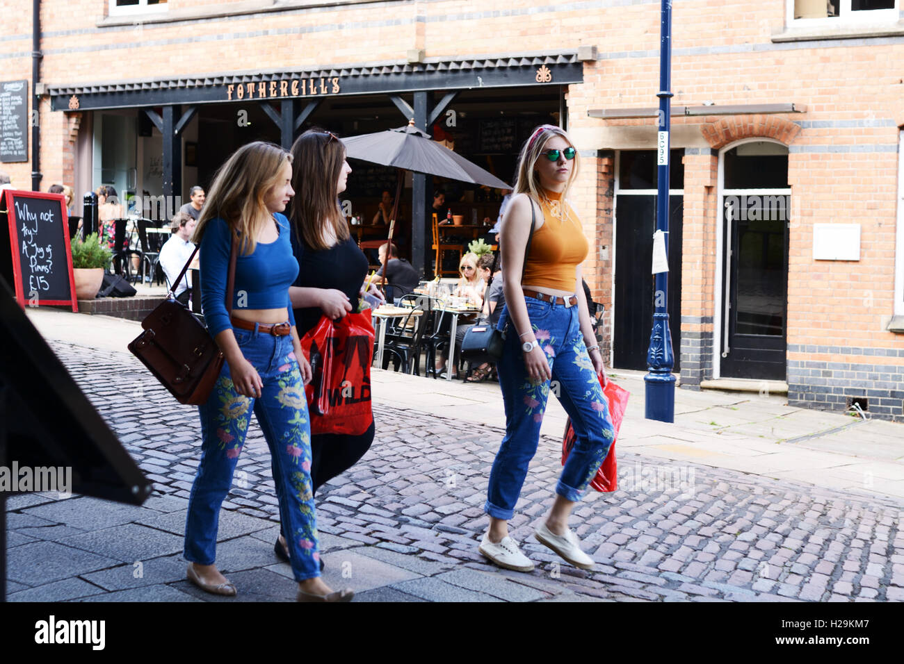 Tre ragazze vestiti alla moda, Castle Road, Nottingham, Inghilterra. Foto Stock