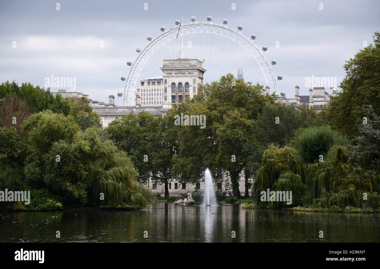 St.James Park Lake, Londra, con il London Eye in background. Foto Stock