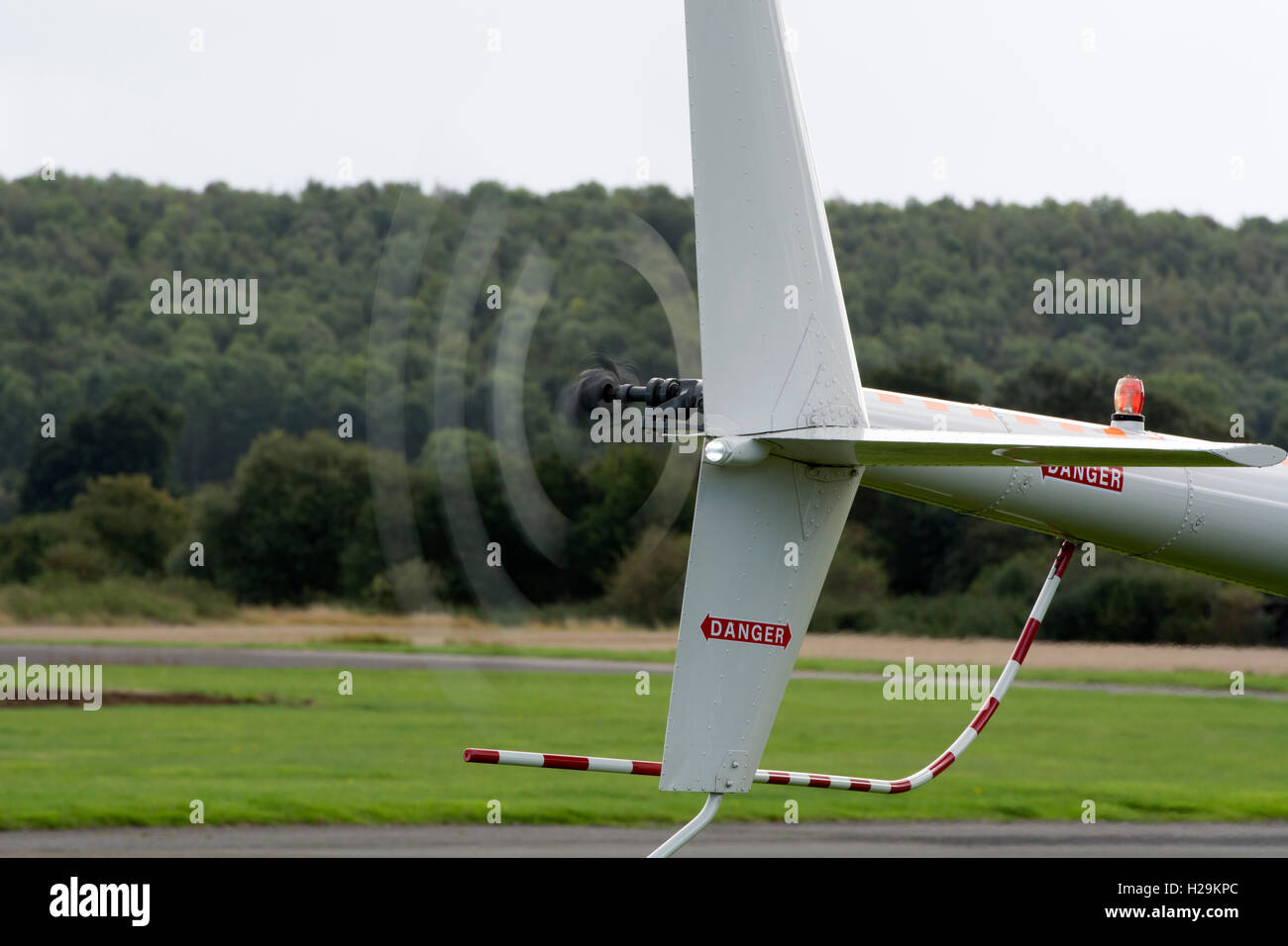 Robinson R44 Raven elicottero rotore di coda, offuscata a velocità Foto Stock