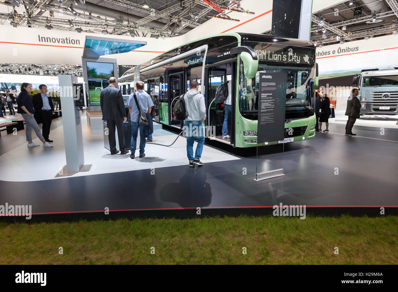 Uomo nuovo autobus elettrico città Lions Foto Stock