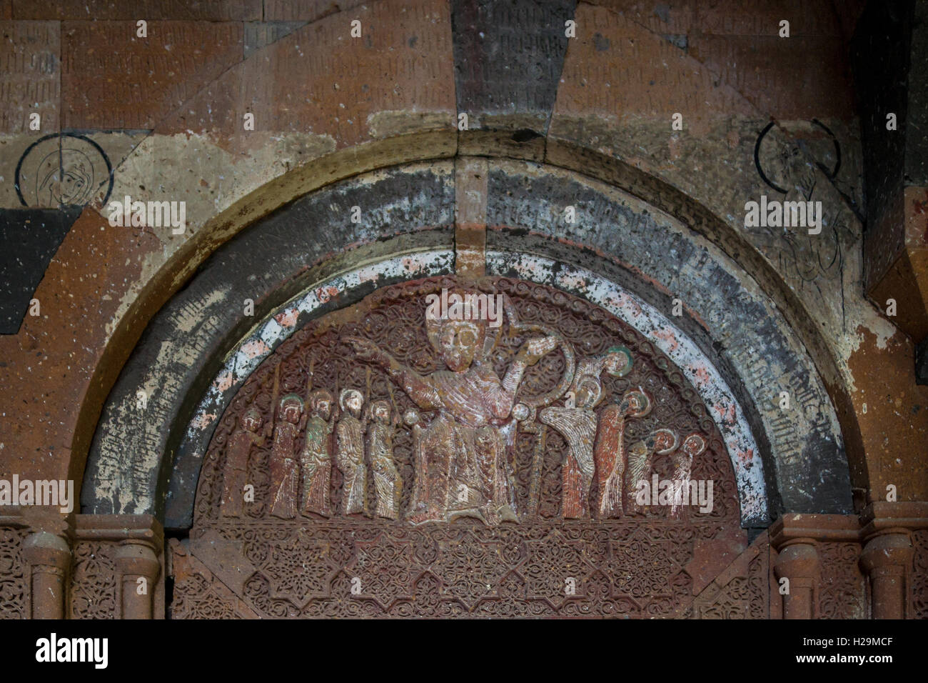 Timpano con scena di saggi e delle vergini stolte del portale che conduce a Surp Karapet chiesa al monastero Hovannavank in Armenia Foto Stock