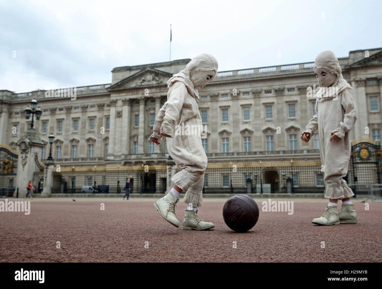 Solo uso editoriale attori vestiti come i gemelli dal nuovo Tim Burton film, Miss Peregrine&Otilde;s Home per bambini peculiare, giocare fuori Buckingham Palace a Londra, prima del lancio del nuovo filmato. Foto Stock