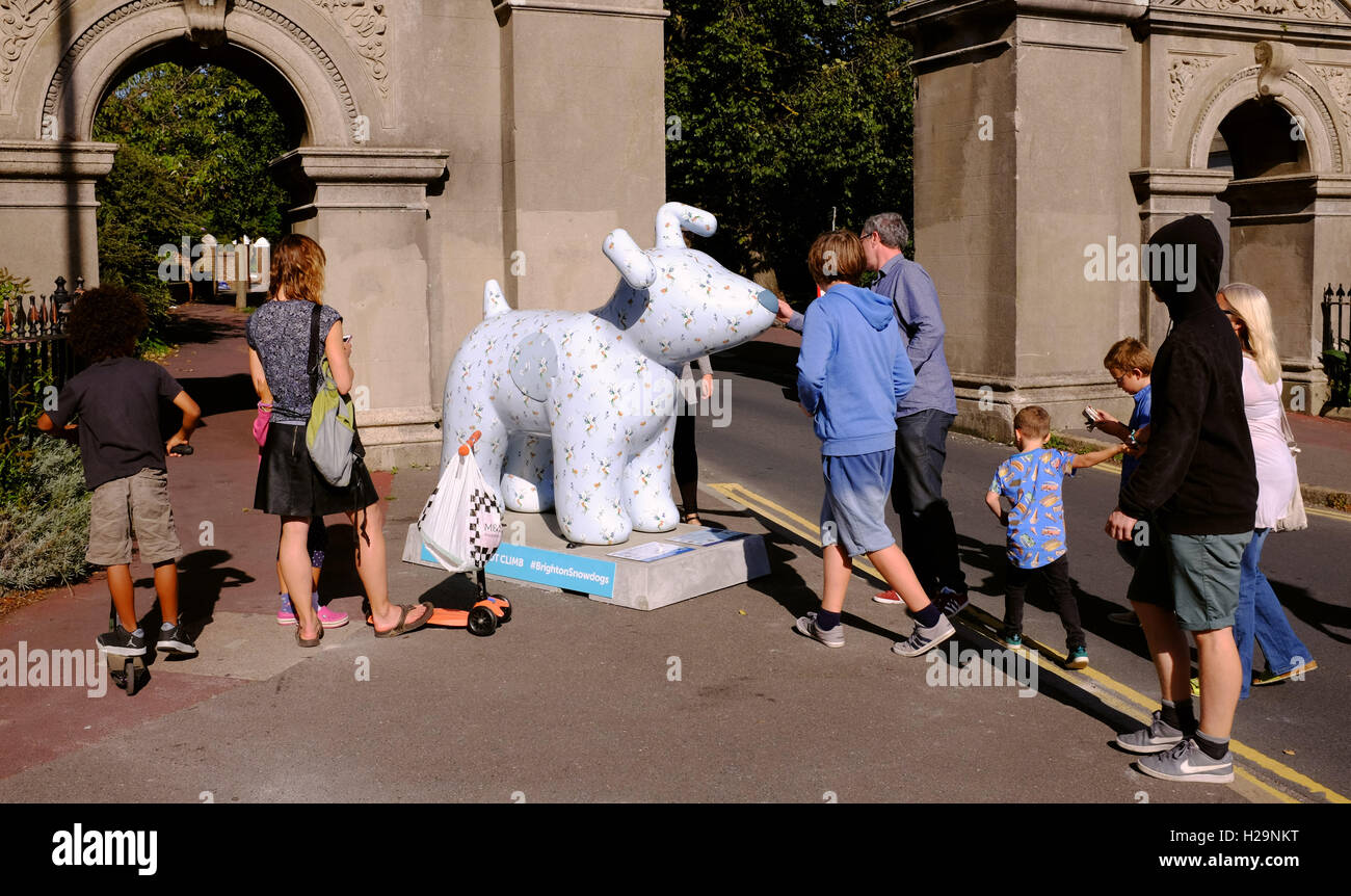 Brighton, Regno Unito. Xxv Sep, 2016. Inverno Snowdog Lily all'entrata di Queens Park sulla Snowdogs dal mare sentiero d'Arte di Brighton . Oltre 40 Snowdogs sono apparsi intorno a Brighton questo fine settimana che sarà successivamente messo all'asta per raccogliere fondi per l'Ospizio Martlets Credito: Simon Dack/Alamy Live News Foto Stock