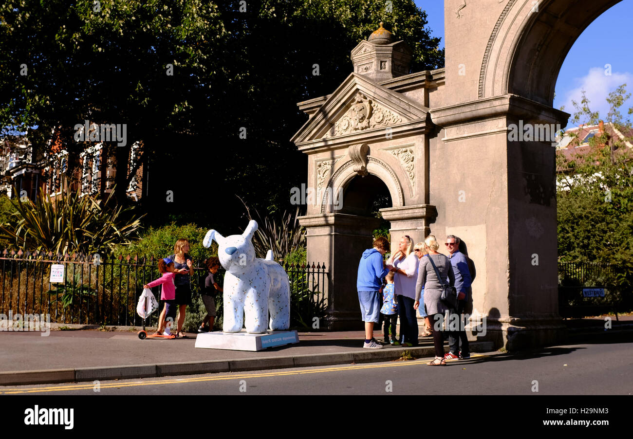 Brighton, Regno Unito. Xxv Sep, 2016. Inverno Snowdog Lily all'entrata di Queens Park sulla Snowdogs dal mare sentiero d'Arte di Brighton . Oltre 40 Snowdogs sono apparsi intorno a Brighton questo fine settimana che sarà successivamente messo all'asta per raccogliere fondi per l'Ospizio Martlets Credito: Simon Dack/Alamy Live News Foto Stock