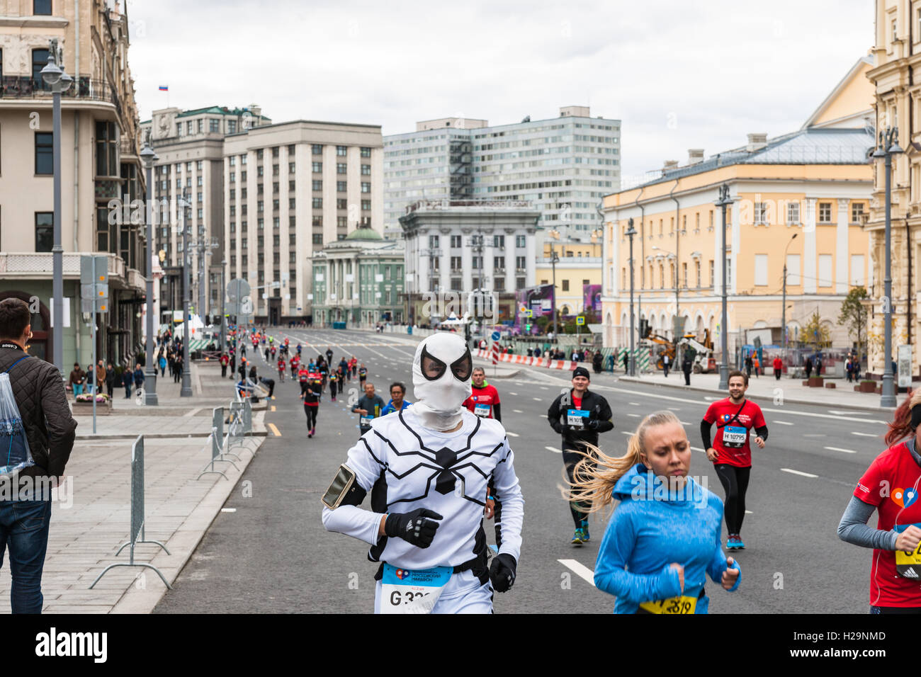 Mosca, Russia, 25 Settembre 2016: Mosca Annuale Internazionale Maratona avviene nella città questa domenica. Corridori provenienti da più di 70 paesi partecipano a questo evento sportivo. La distanza della maratona è pari 42,2 km (26,2 miglia). Il percorso della maratona inizia e termina in corrispondenza del Luzhniki Olympic complesso e va oltre le più impressionanti monumenti di Mosca. Spiderman è anche in funzione della distanza. Il Parlamento russo - Duma di Stato in background. Credito: Alex Immagini/Alamy Live News Foto Stock