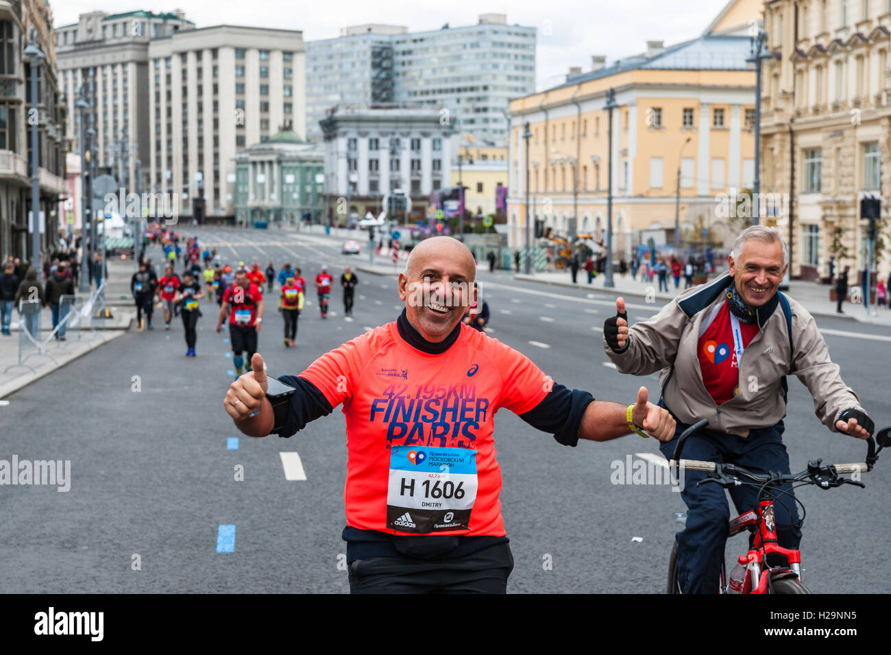 Mosca, Russia, 25 Settembre 2016: Mosca Annuale Internazionale Maratona avviene nella città questa domenica. Corridori provenienti da più di 70 paesi partecipano a questo evento sportivo. La distanza della maratona è pari 42,2 km (26,2 miglia). Il percorso della maratona inizia e termina in corrispondenza del Luzhniki Olympic complesso e va oltre le più impressionanti monumenti di Mosca. Non è il vincitore è il prendere parte. Persone non identificate della maratona. Solo uso editoriale. Credito: Alex Immagini/Alamy Live News Foto Stock