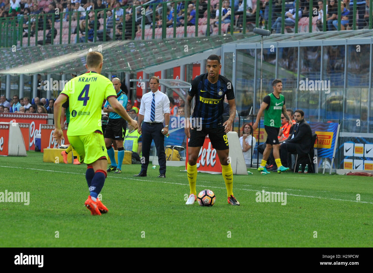 Lo stadio di San Siro, Milano, Italia. Xxv Sep, 2016. Gabriel Barbosa di Inter assume Karfth durante il campionato italiano di un campionato di calcio. Inter rispetto a Bologna. Credito: Azione Sport Plus/Alamy Live News Foto Stock