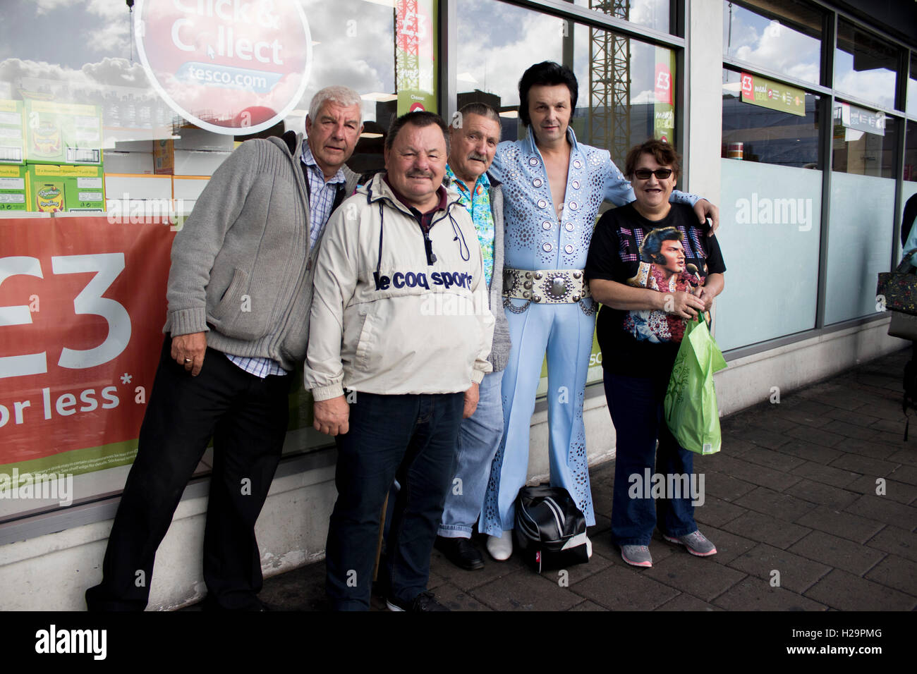 Sosia di Elvis, Mario Schuh dalla Germania, è accolto da tifosi in attesa per l'X2 primo bus Cymru da Cardiff a Porthcawl Internazionale per l'Elvis Festival che si tiene ogni anno nella città di mare Foto Stock