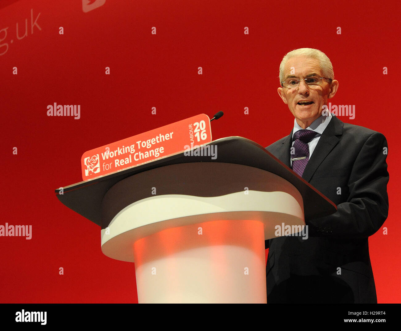 Liverpool, in Inghilterra. 25 Settembre, 2016. Harry Donaldson, sedia di CAC, offre un intervento durante il primo giorno del partito laburista conferenza annuale presso la ACC Centro Conferenze. La mattina del primo giorno della conferenza vi saranno rapporti dal segretario generale, il forum di politica nazionale e sul digitale e organizzazione delle parti. Questa conferenza è seguito Jeremy CorbynÕs rielezione come leader del partito laburista dopo nove settimane di campagna contro i compagni di candidato, Owen Smith. Questa è la sua seconda vittoria di leadership in poco più di dodici mesi ed è stato avviato dalla decisione di un Foto Stock