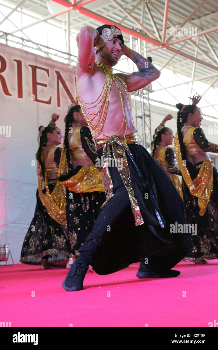 23, 24, 25 settembre 2016 a Napoli , il"Festival dell'Oriente" Festival per presentare i prodotti alimentari tipici stand, le cerimonie tradizionali, spettacoli, mostre fotografiche, bazar, stand commerciali, le medicine naturali, concerti, danze e arti marziali distribuiti tra le molte aree espositive e tematiche dedicate a vari paesi. Foto Stock