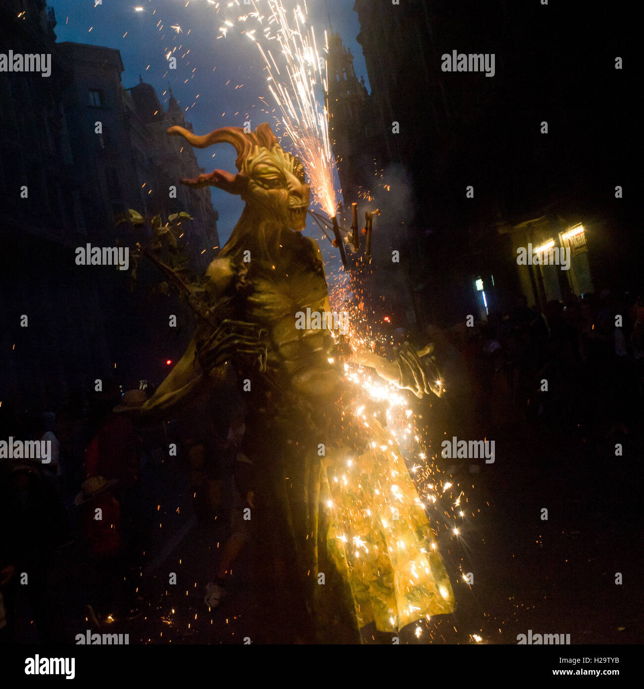 Barcellona, in Catalogna, Spagna. Xxv Sep, 2016. Nebula sputa fuoco su di festeggianti durante il Correfoc di La Merce Festival. Una vecchia tradizione catalana, Correfocs è dove la gente vestita come diavoli off set di petardi e razzi ogni settembre nelle celebrazioni per la merce Festival. © Jordi Boixareu/ZUMA filo/Alamy Live News Foto Stock