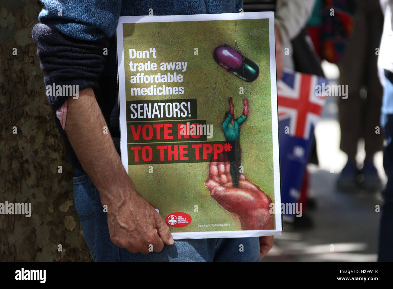 Sydney, Australia. Il 26 settembre 2016. I dimostranti si sono riuniti di fronte alla strada dall'audizione della commissione parlamentare d' inchiesta nel TPP a 1 Bligh Street, Sydney al rally contro il Trans Pacific Partnership. Dicono che il TPP si espande la potenza aziendale a scapito dell' accesso ai medicinali, i diritti dei lavoratori e l'ambiente. Credito: Richard Milnes/Alamy Live News Foto Stock