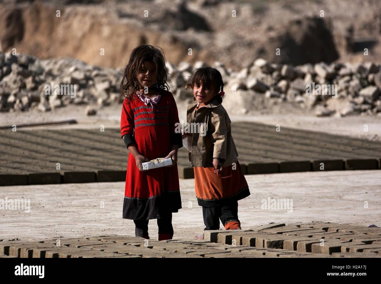 A Kabul, Afghanistan. 26 Sep, 2016. Bambini afgani sono visti in una fabbrica di mattoni a Kabul, capitale dell'Afghanistan, Sett. 26, 2016. Circa 1,3 milioni di studenti in età bambini afgani sono privati di istruzione mentre migliaia di bambini sono stati costretti a ricorrere al lavoro minorile come risultato dei conflitti e la povertà, secondo i funzionari. © Rahmat Alizadah/Xinhua/Alamy Live News Foto Stock