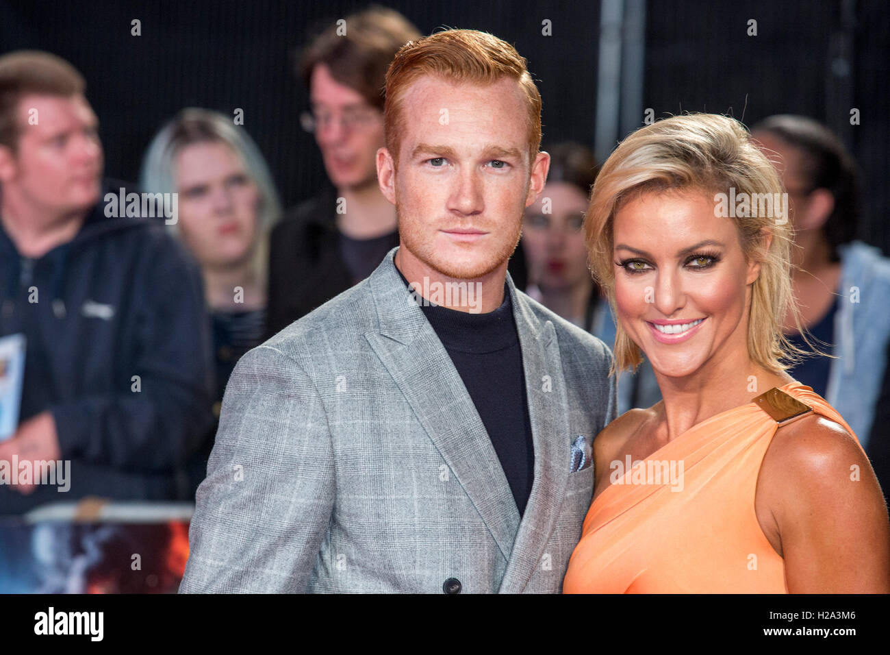 Londra, Regno Unito. Il 26 settembre 2016. Greg Rutherford e Natalie Lowe che attualmente figurano come partner di ballo nella BBC show Strictly Come Dancing. Tappeto rosso arrivi per premiere europeo del film di Hollywood Deepwater Horizon in Leicester Square. Il film è basato sul 2010 Deepwater Horizon esplosione e fuoriuscita di petrolio nel golfo del Messico. Credito: Bettina Strenske/Alamy Live News Foto Stock