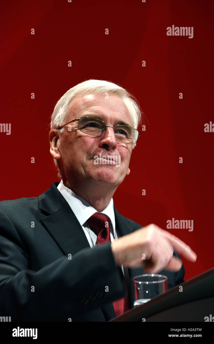 Liverpool, Regno Unito. 26 Settembre, 2016. John McDonnell ombra il Cancelliere dello Scacchiere parlando in occasione del congresso del partito laburista la Liverpool. Credito: Della Batchelor/Alamy Live News Foto Stock
