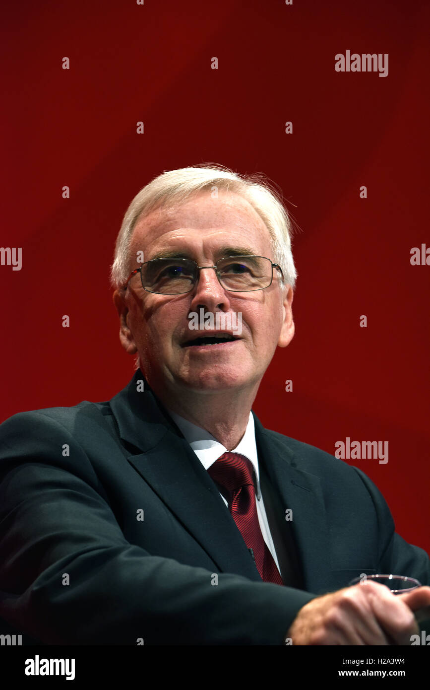 Liverpool, Regno Unito. 26 Settembre, 2016. John McDonnell ombra il Cancelliere dello Scacchiere parlando in occasione del congresso del partito laburista la Liverpool. Credito: Della Batchelor/Alamy Live News Foto Stock