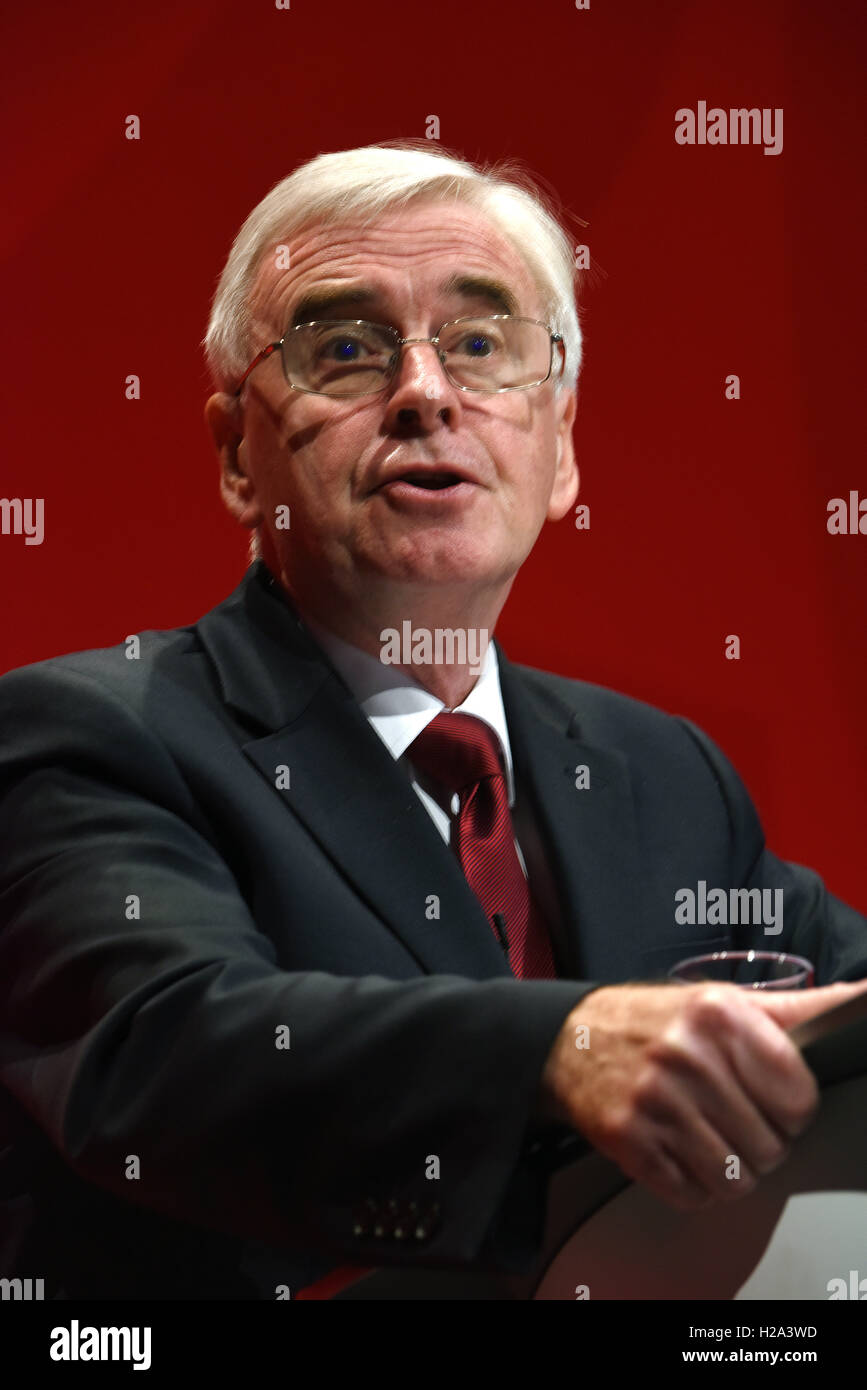 Liverpool, Regno Unito. 26 Settembre, 2016. John McDonnell ombra il Cancelliere dello Scacchiere parlando in occasione del congresso del partito laburista la Liverpool. Credito: Della Batchelor/Alamy Live News Foto Stock