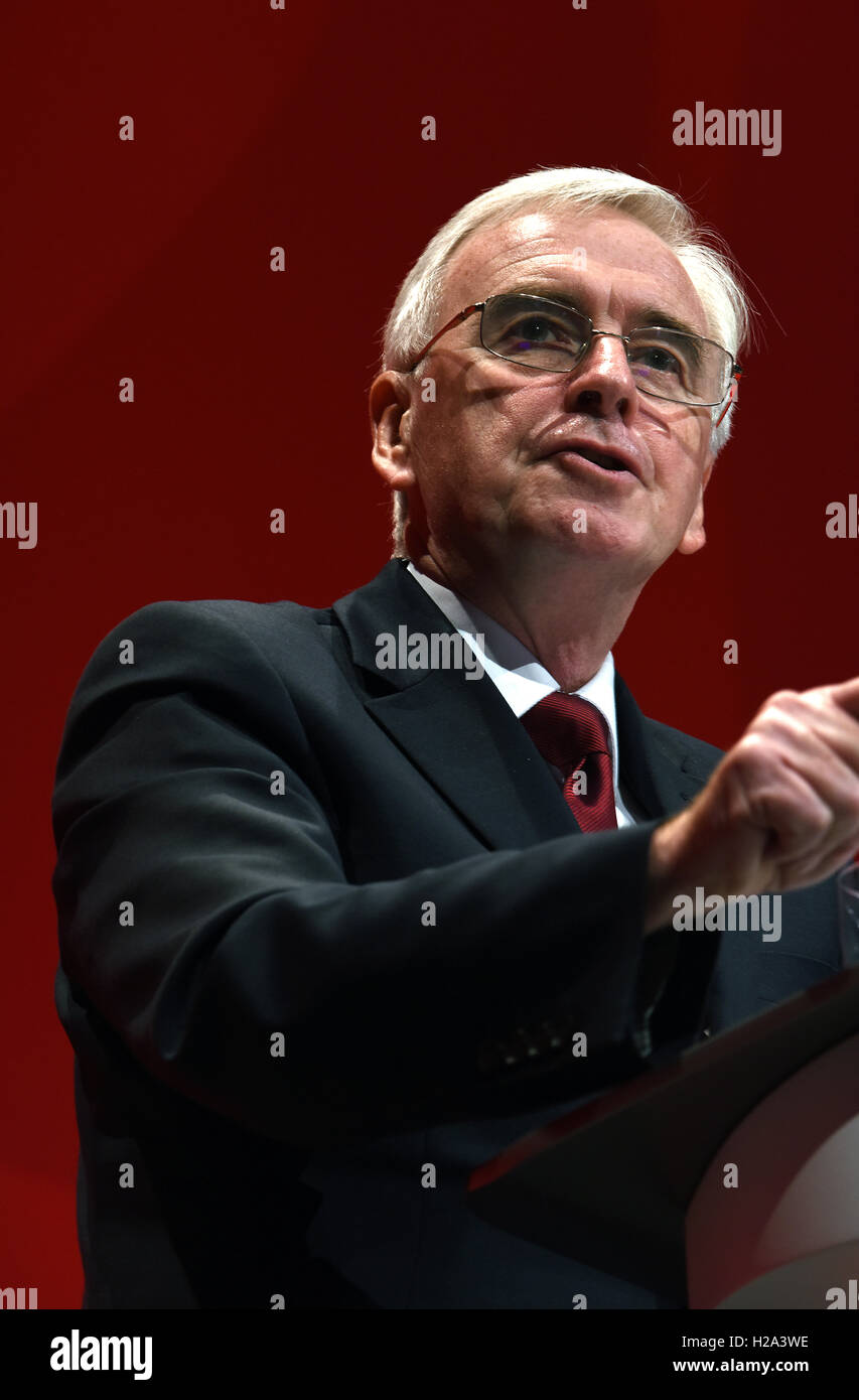 Liverpool, Regno Unito. 26 Settembre, 2016. John McDonnell ombra il Cancelliere dello Scacchiere parlando in occasione del congresso del partito laburista la Liverpool. Credito: Della Batchelor/Alamy Live News Foto Stock