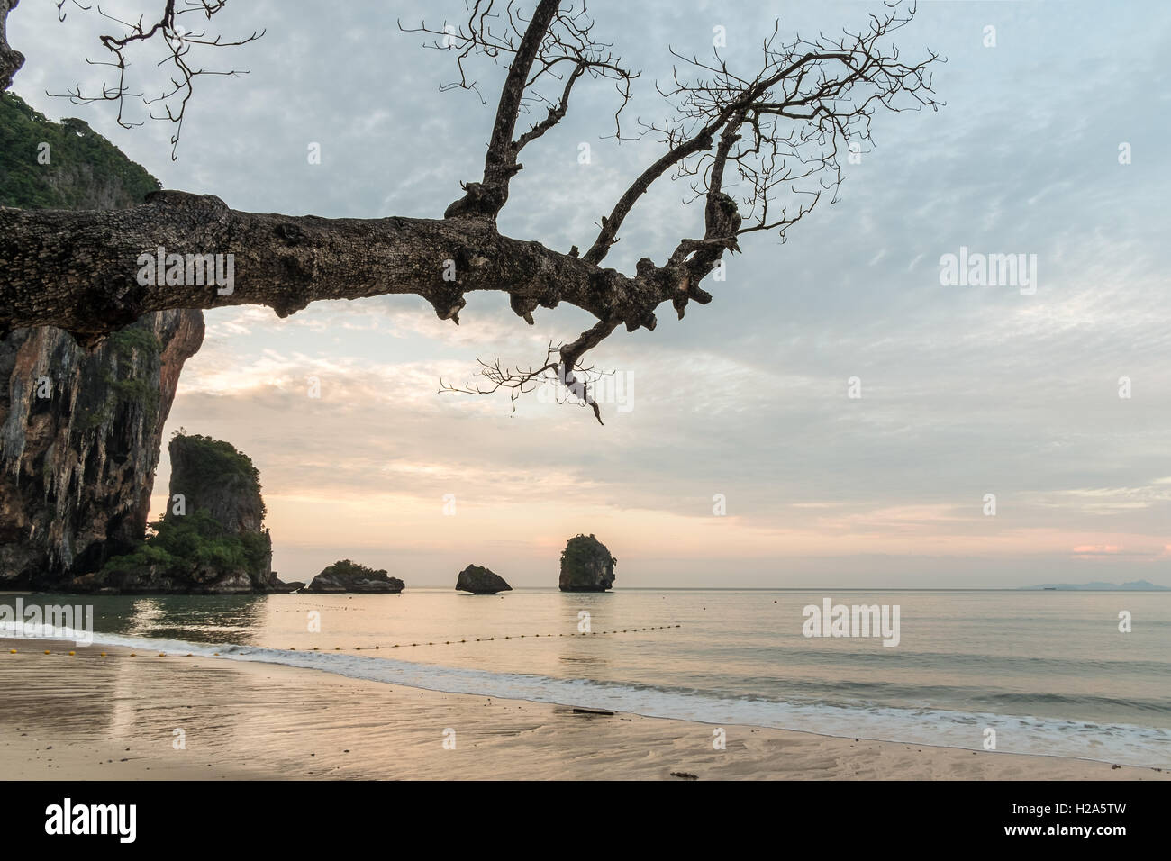Alba sulle montagne carsiche e spiaggia a Railey Beach in Thailandia Foto Stock